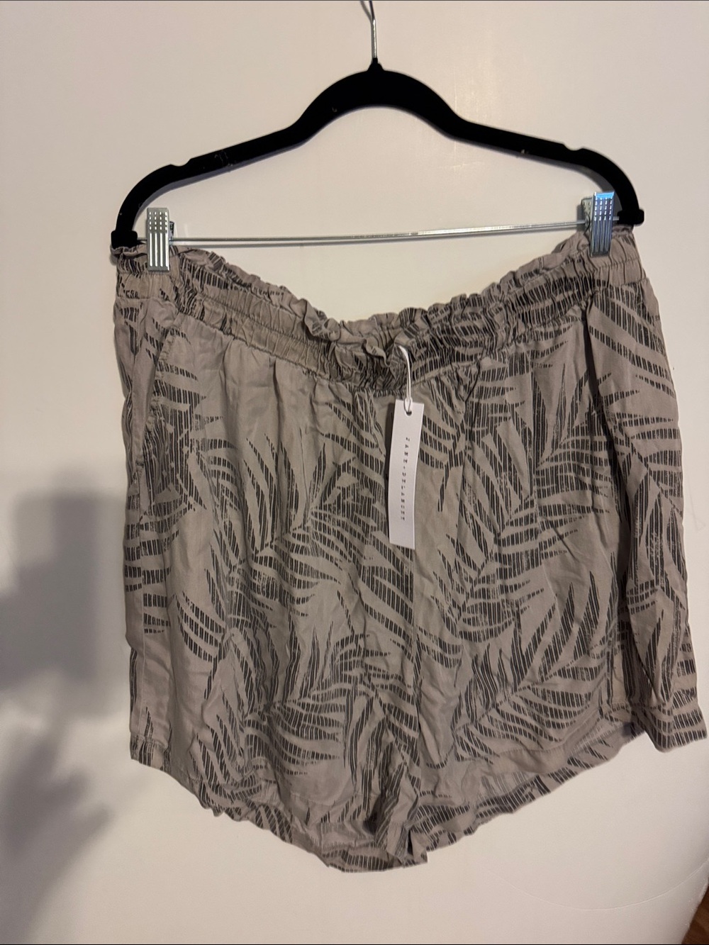 Jane and Delancey SZ 2X shades of gray leaf pattern shorts  nwt